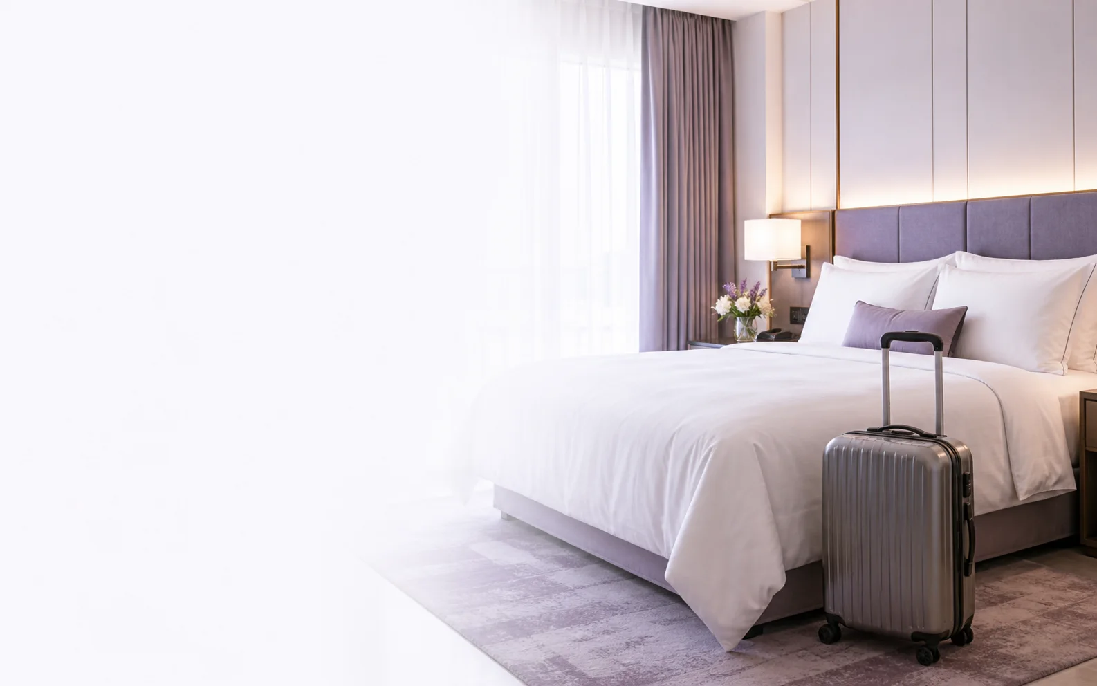 Quarto de hotel com mala ao lado da cama