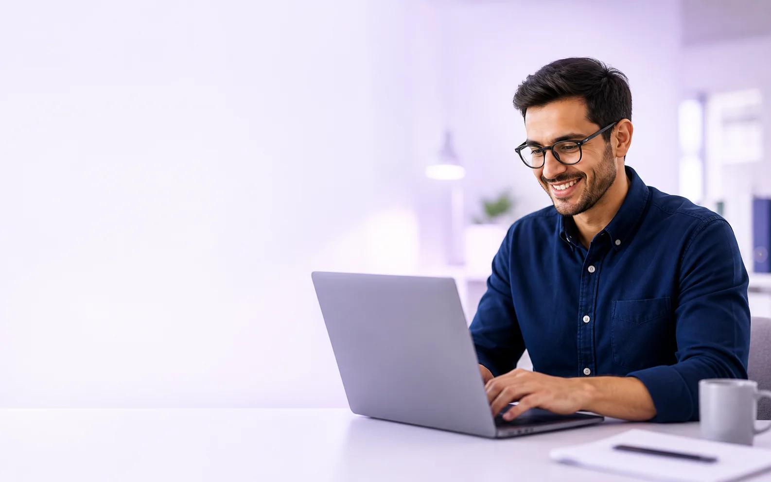 Profissional de serviços trabalhando no notebook